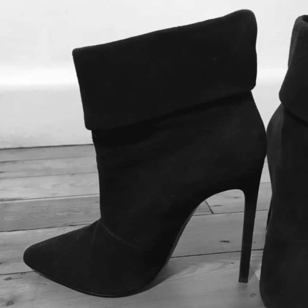 Authentic Saint Laurent suede pointy toe booties - Picture 3 of 4